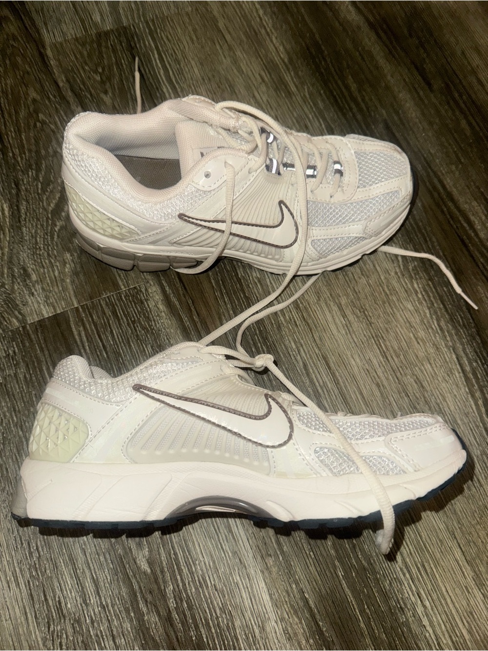 Nike Women's Cream/White Athletic Sneakers with brown-Trim Swoosh